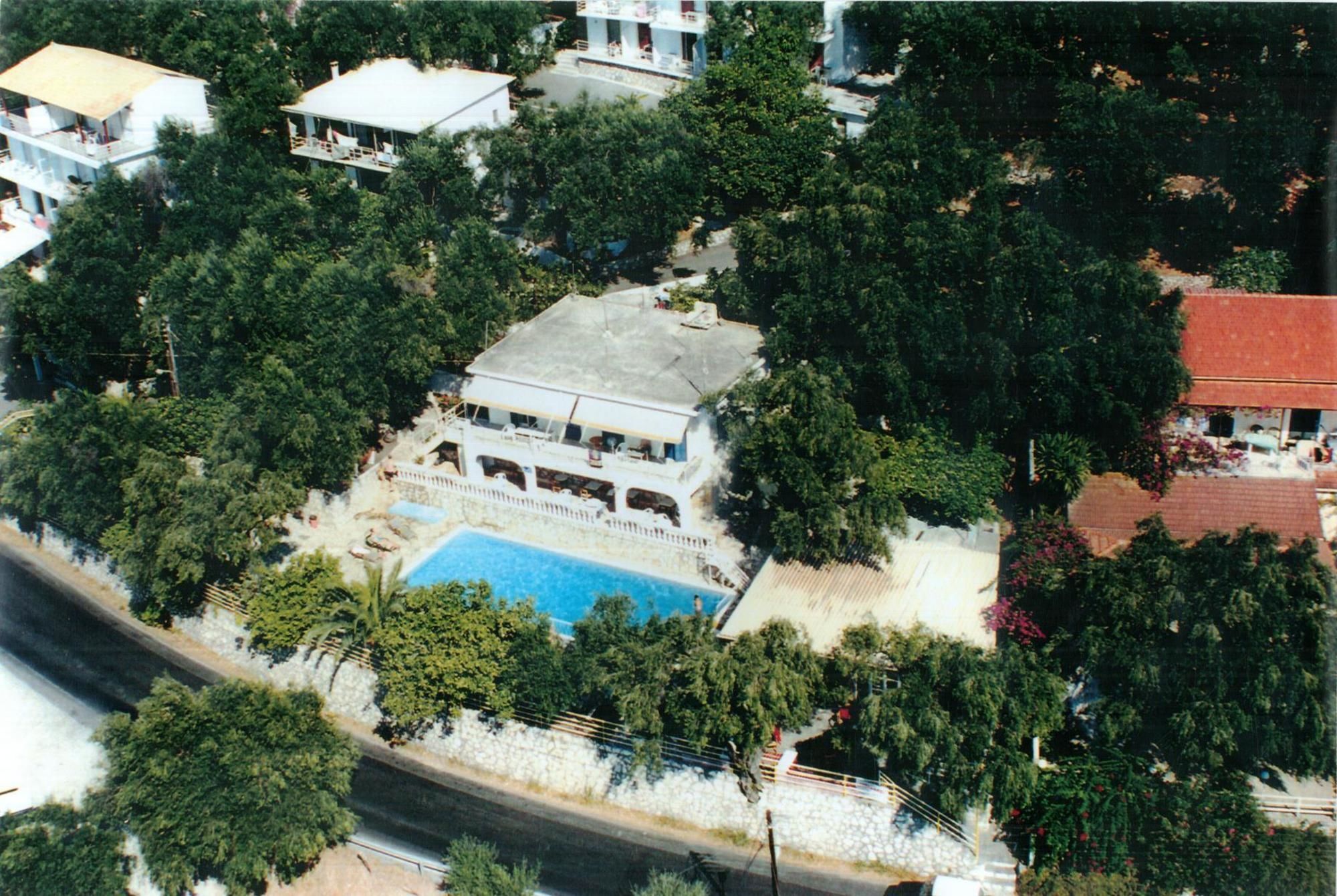 Paradise Aparthotel 2*